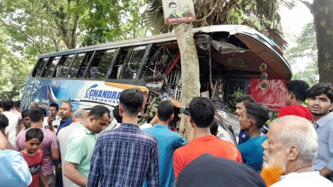 মাদারীপুরে দুই যাত্রীবাহী বাসের সংঘর্ষে আহত ১৫